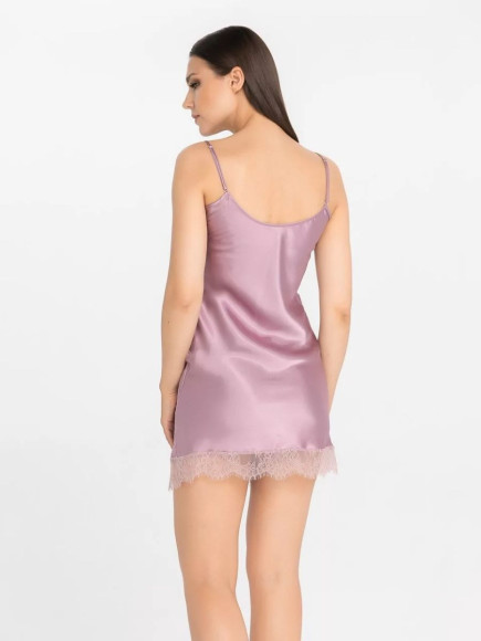 Короткая сорочка на узких бретелях из искусственного шелка Короткая сорочка на узких бретелях из искусственного шелка