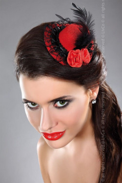 Красная шляпка с чёрным кружевом, пером и цветочками из лент Красная шляпка с чёрным кружевом, пером и цветочками из лент