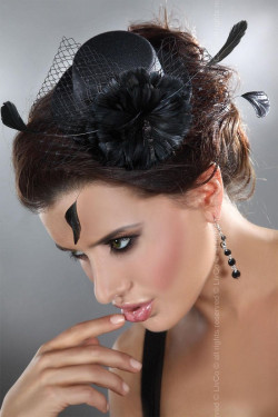 Чёрная шляпка с крупным цветком Чёрная шляпка с крупным цветком