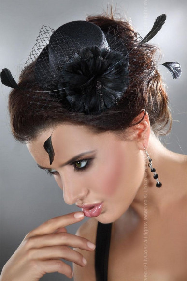 Чёрная шляпка с крупным цветком Чёрная шляпка с крупным цветком