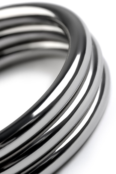 Металлическое кольцо на пенис