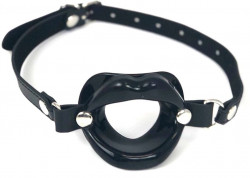 Черный кляп-губы на регулируемом ремешке