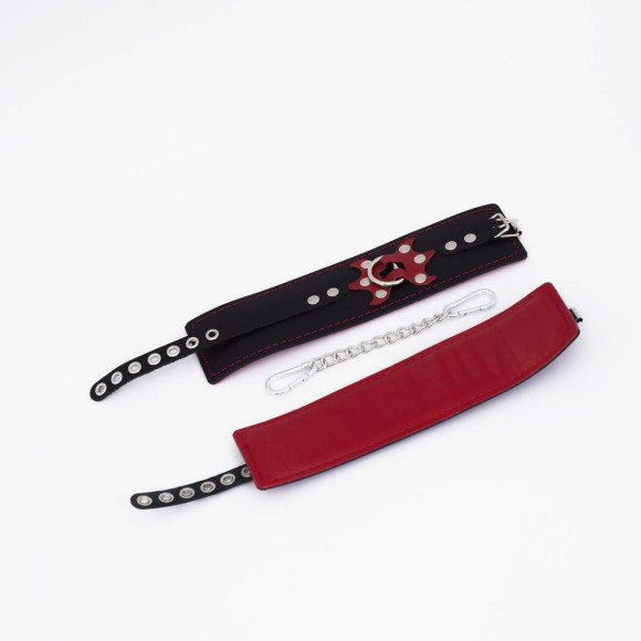 Черные кожаные оковы с красным декором и строчкой