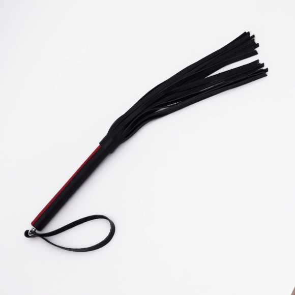 Черно-красный кожаный флоггер - 50 см. Черно-красный кожаный флоггер - 50 см.