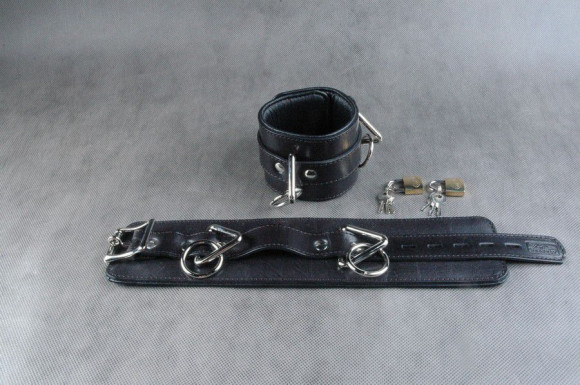 Чёрные кожаные подвёрнутые наручники