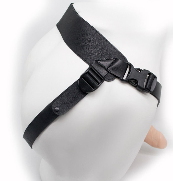 Пустотелый реалистичный фаллопротез на ремешках с заклепками - 19 см. Пустотелый реалистичный фаллопротез на ремешках с заклепками - 19 см.