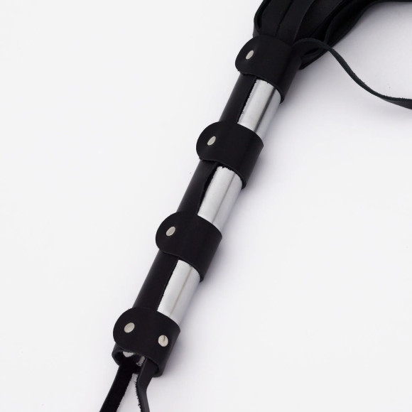 Черный кожаный флоггер со стальной ручкой - 45 см.