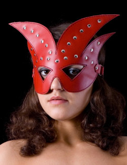 Красная кожаная маска на глаза с клёпками Красная кожаная маска на глаза с клёпками