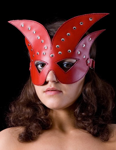 Красная кожаная маска на глаза с клёпками