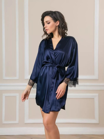 Короткий пеньюар с кружевной отделкой Короткий пеньюар с кружевной отделкой