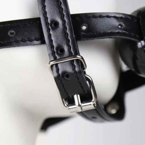 Черная маска-шоры с регулируемыми ремешками и кляпом-шариком Черная маска-шоры с регулируемыми ремешками и кляпом-шариком