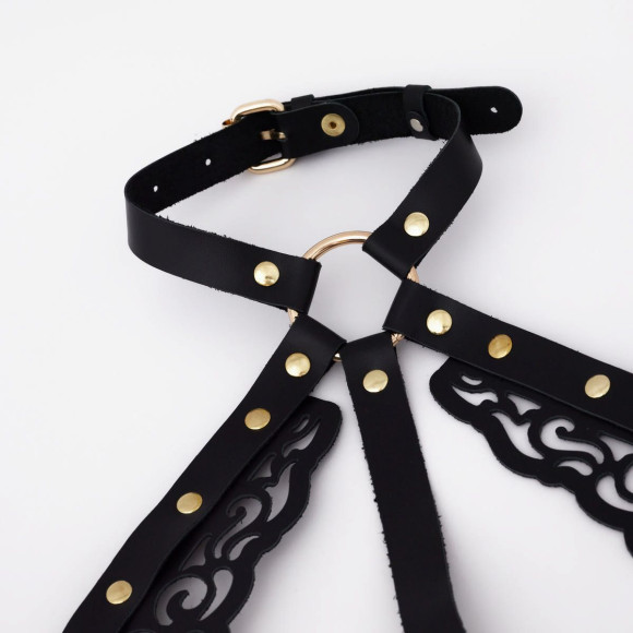 Черная кожаная портупея с резными элементами Черная кожаная портупея с резными элементами