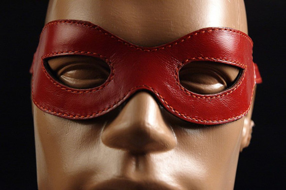 Красная лаковая маска на глаза Хищница Красная лаковая маска на глаза Хищница