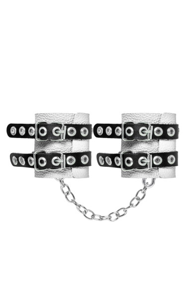 Бело-черные наручники с двумя ремешками и люверсами Бело-черные наручники с двумя ремешками и люверсами