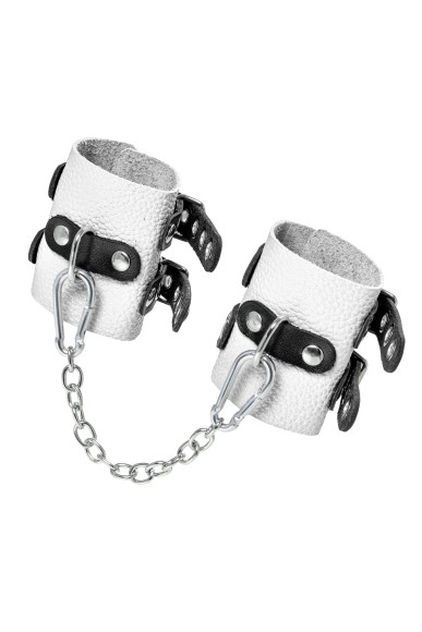 Бело-черные наручники с двумя ремешками и люверсами Бело-черные наручники с двумя ремешками и люверсами