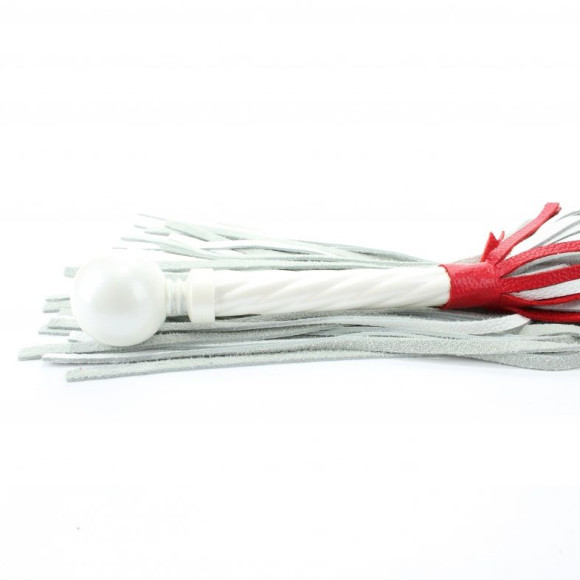 Белая кожаная плеть с красной отделкой - 60 см. Белая кожаная плеть с красной отделкой - 60 см.