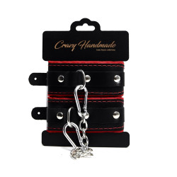 Черные наручники с красной подкладкой, строчками и скругленными ремешками