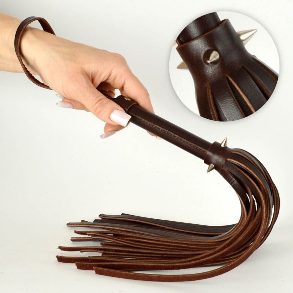 Коричневая кожаная мини-плеть с шипами - 40 см. Коричневая кожаная мини-плеть с шипами - 40 см.