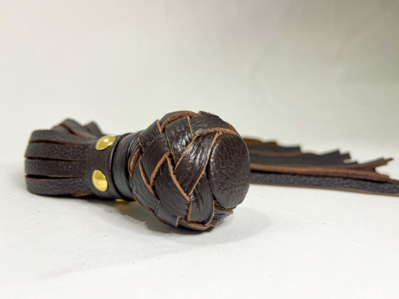 Коричневая генитальная кожаная плеть - 30 см. Коричневая генитальная кожаная плеть - 30 см.