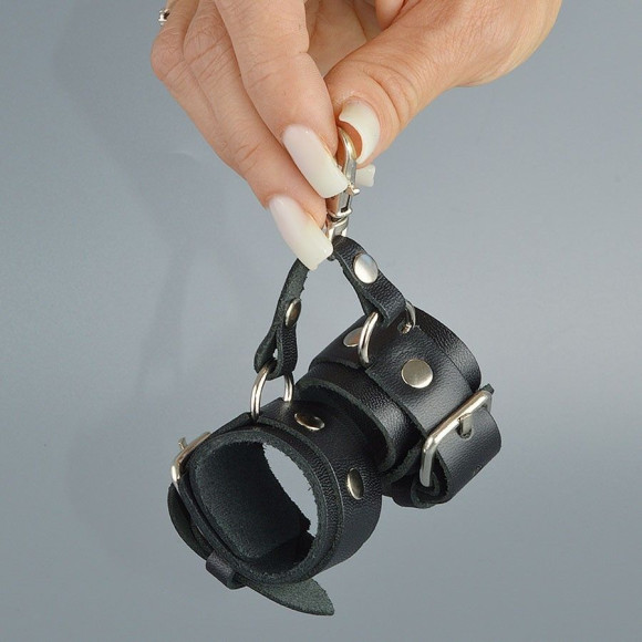 Черный кожаный брелок в виде наручников